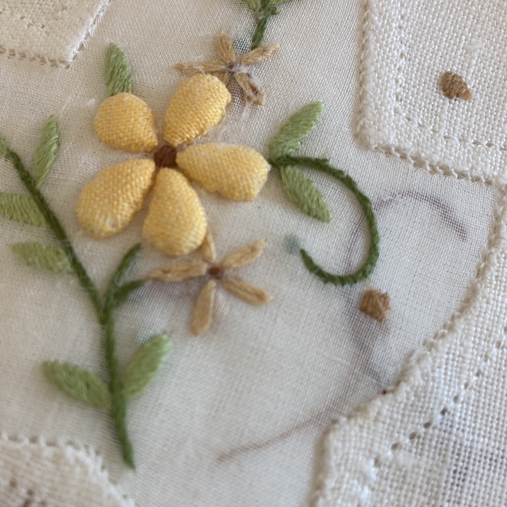 Embroidered Floral linen fingertip towel yellow brown white peoples rep China - Picture 4 of 8